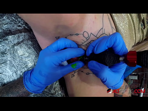 ❤️ Sully Savage, une chaudasse extrêmement tatouée, s'est fait tatouer le clitoris. ❤️❌ Vidéo de baise at us fr.canalblog.xyz  ❌️❤